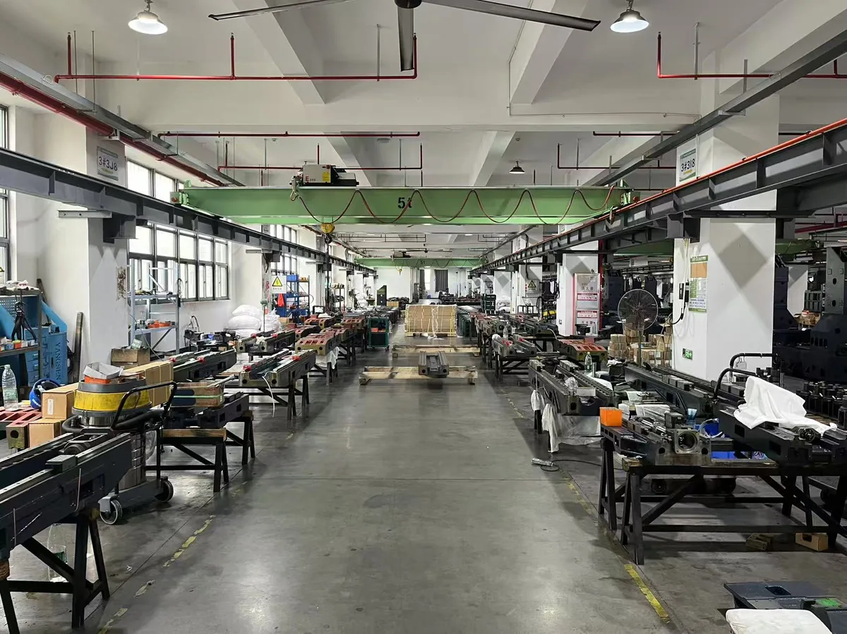 Precision CNC machine tool assembly